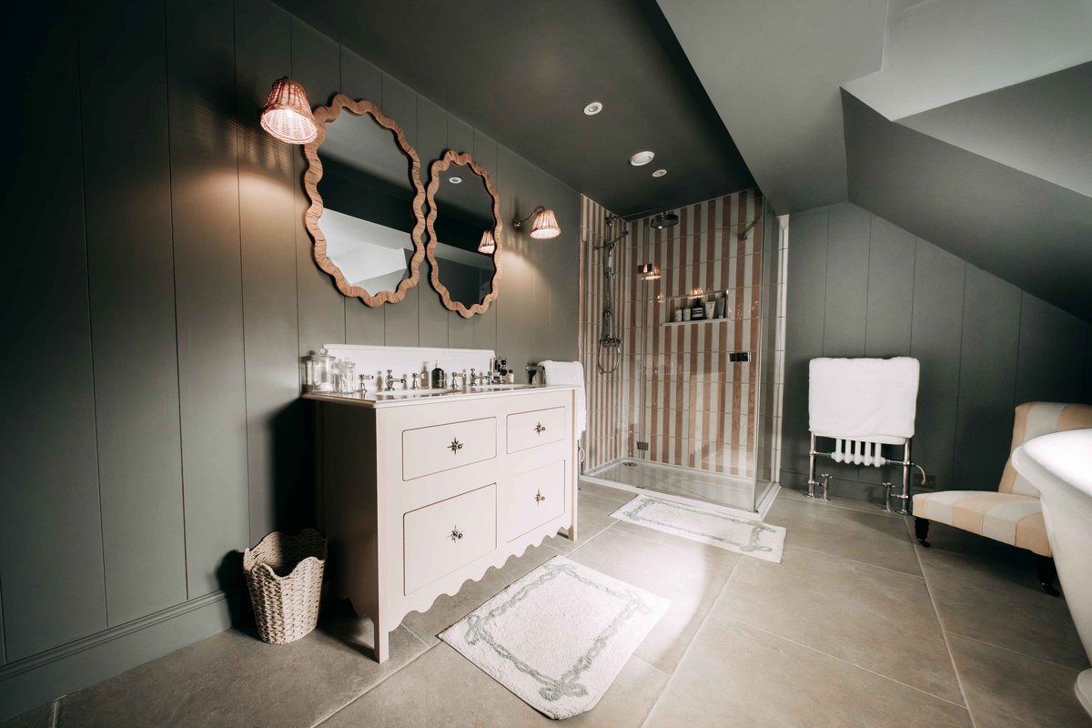 Double vanity and corner shower in daylight